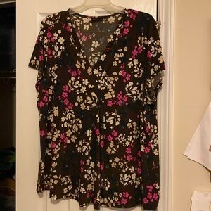 Layne Bryant floral blouse size 26. Short sleeve v-neckline